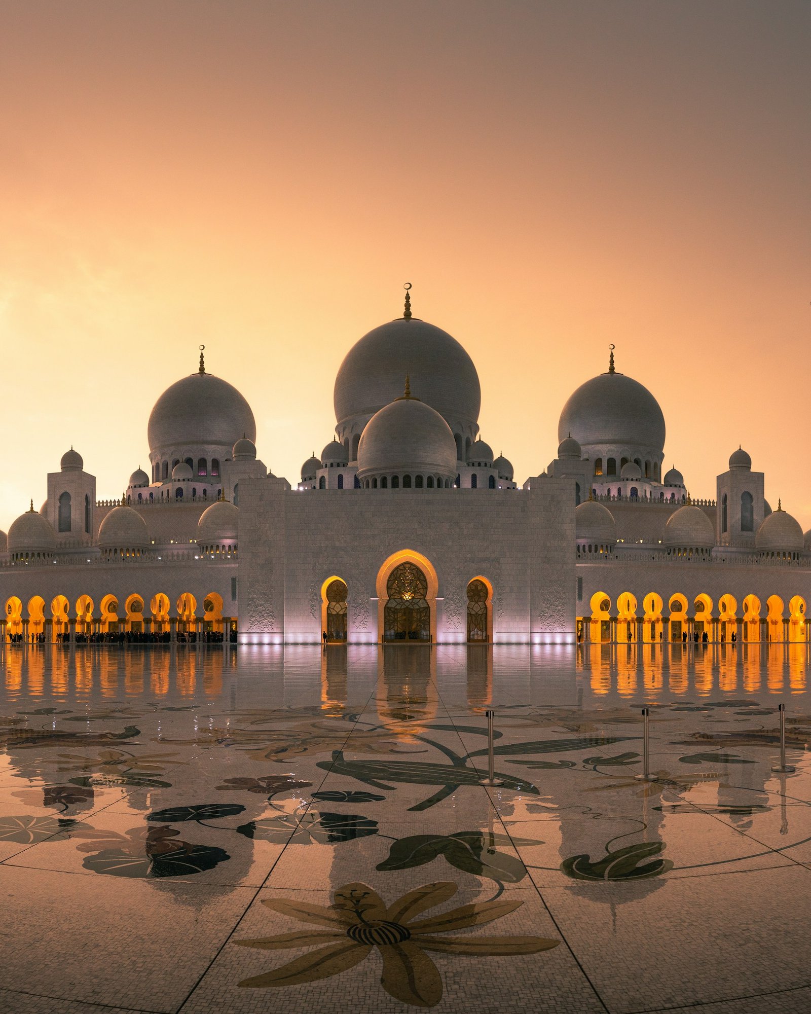 Sheikh Zayed Grand Mosque in Abu Dhabi glowing at sunset